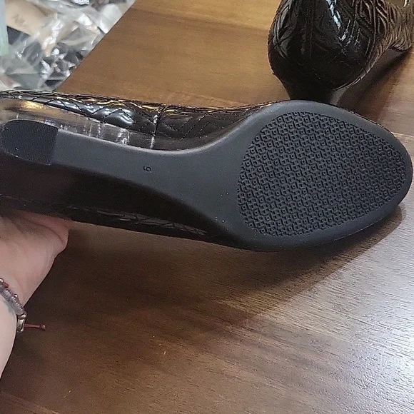 Tory Burch Black Heels with Gold Emblem Size9 - Picture 5 of 5